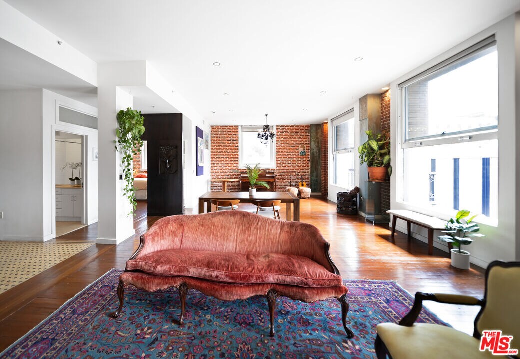 Foto principal - 257 S Spring St