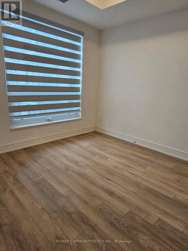 Photo du bâtiment - 1350 Ellesmere Rd