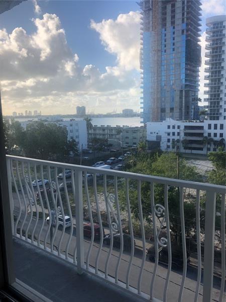 Foto del edificio - 677 NE 24th St