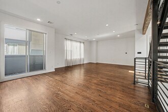 Building Photo - 910 W 19th St