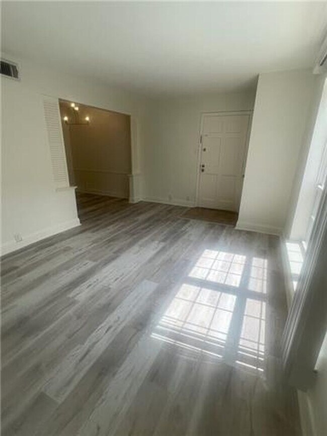 Foto del edificio - 3320 N Arnoult Rd