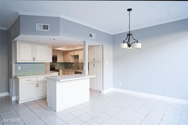 Building Photo - 3 br, 3 bath Townhome - 211 N Park Dr