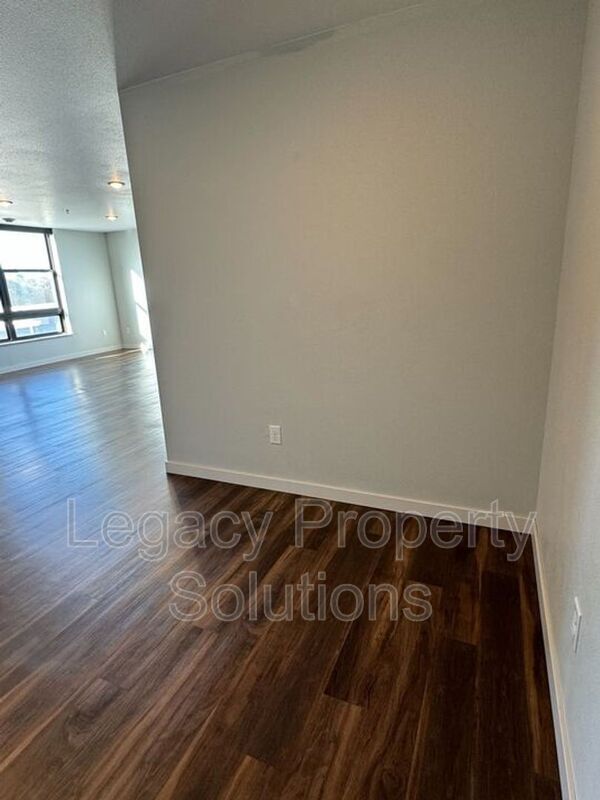 Building Photo - 208 E Greenfield Ln