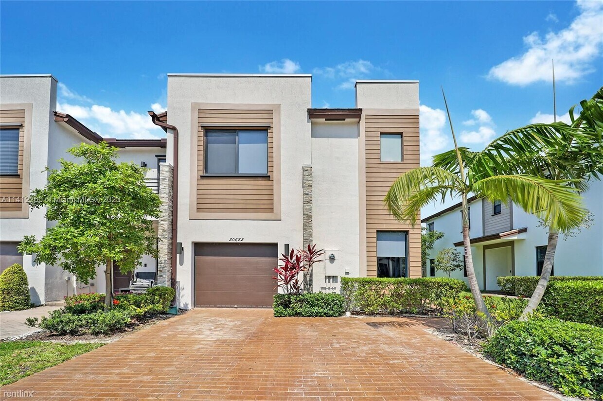 Foto principal - 4 br, 3.5 bath Townhome - 20682 NE 2nd Ct