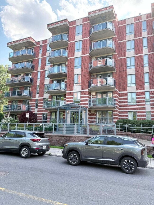 Building Photo - 850 Rue Muir