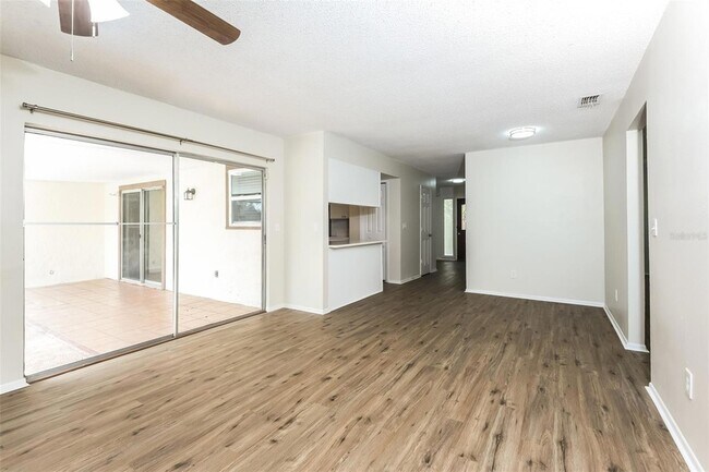 Foto del edificio - 966 Windsong Cir