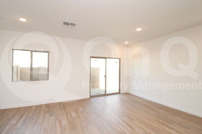 Building Photo - 2820 W Red Fox Rd