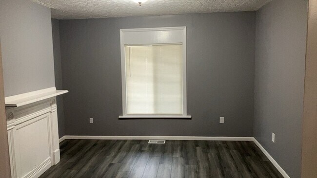 Building Photo - 105 S Irwin St