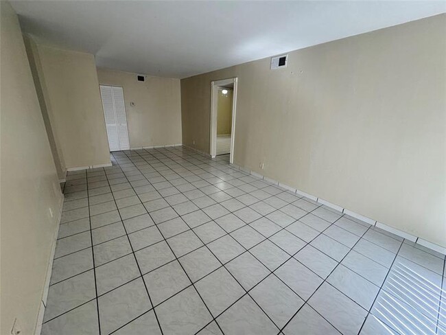 Building Photo - 101 Gardens Dr