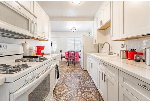 Foto del edificio - 15356 Merrill Ave