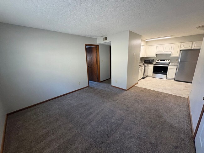 Foto del edificio - 4 Bedroom Apartment in Central MHK - Near Aggieville!