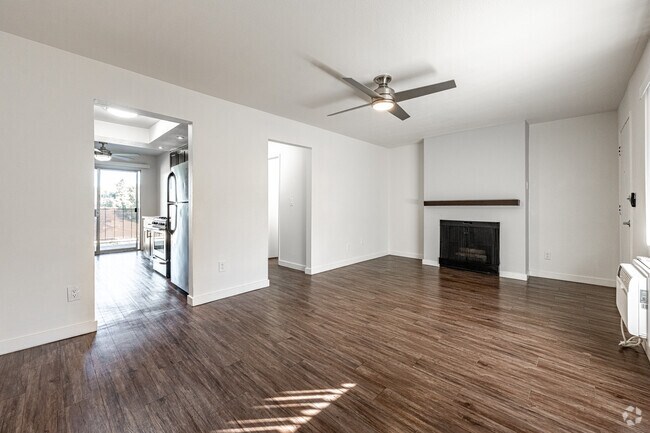 1BR, 1BA - 700SF - Living Room - Luxe 1801