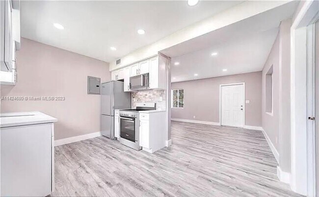 Building Photo - 943 NW 11th Ct