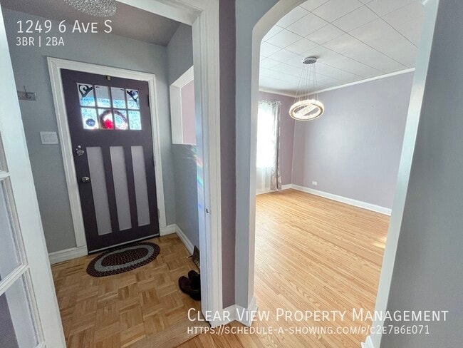 Photo du bâtiment - 3 bedroom-2 bathroom fully fenced home with garage! ? Showings available at (403) 393-8070 ?