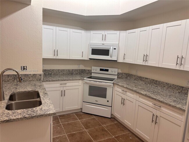 Building Photo - 2801 Riverside Dr