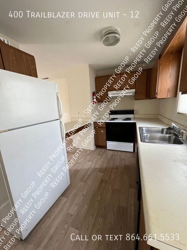 Primary Photo - Large 2 Bedroom 1.5 Bath apartment by the ...