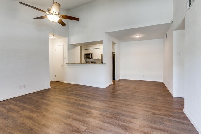 Foto del edificio - Lock and go GATED COMMUNITY near the night life in Addison. 2br/1ba Condo!