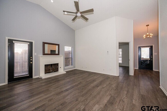 Foto del edificio - 5901 Hollytree Dr
