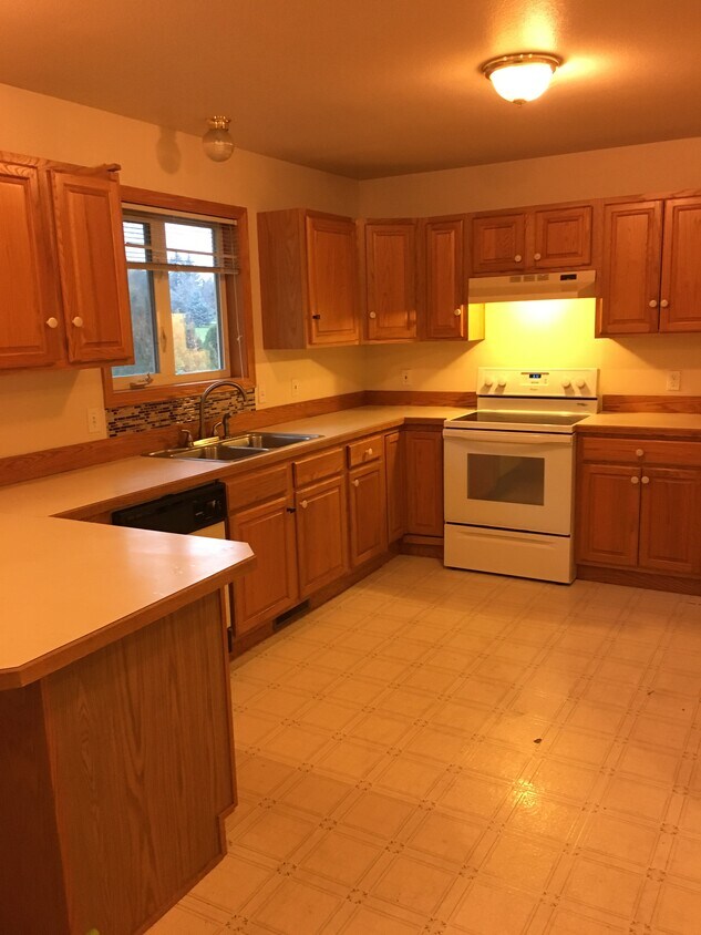 Kitchen - 1626 Lake Elmo Dr