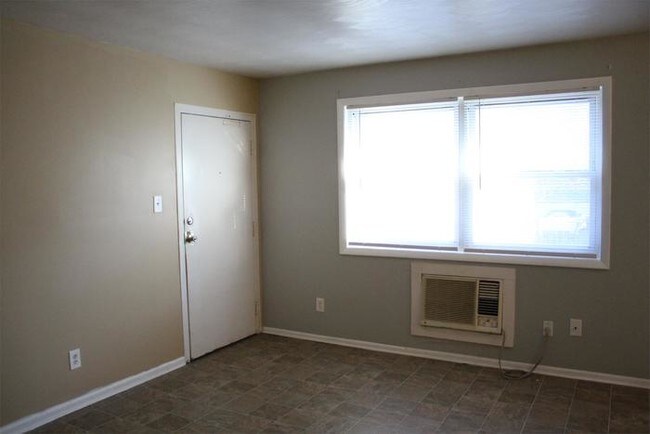 Building Photo - Spacious & Conveniently Located Apartment