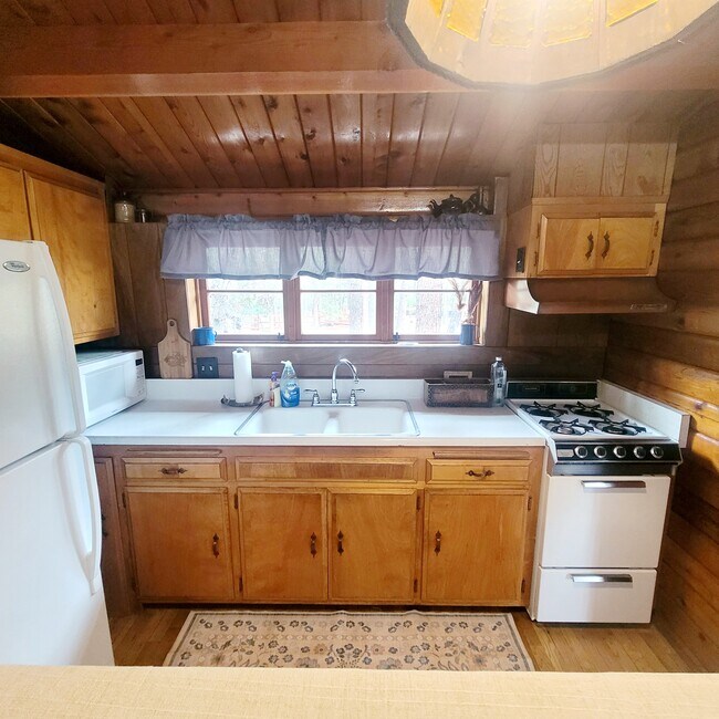 Foto del edificio - 332 Cedar Ln