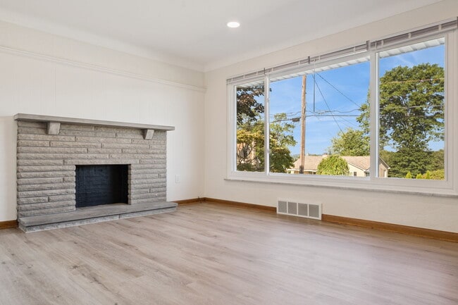 Building Photo - 535 Hickory Dr