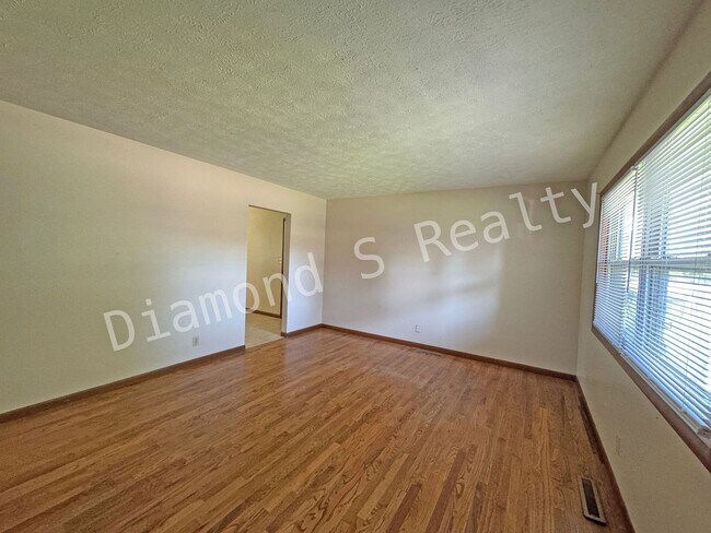 Building Photo - Charming 3 Bedroom Home Available Now