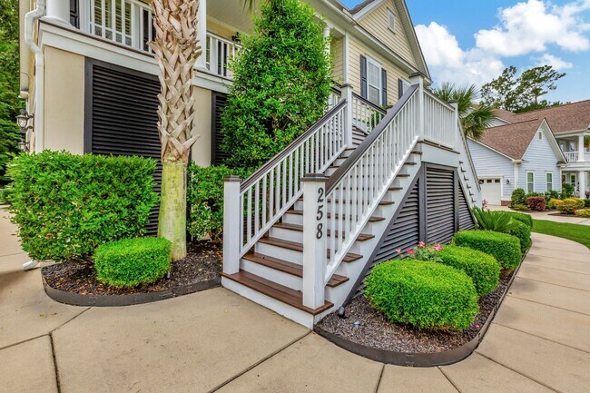 Foto del edificio - Elevated Home in The Club at Legends Oaks ...
