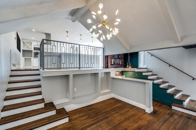 Building Photo - Garland Split Level