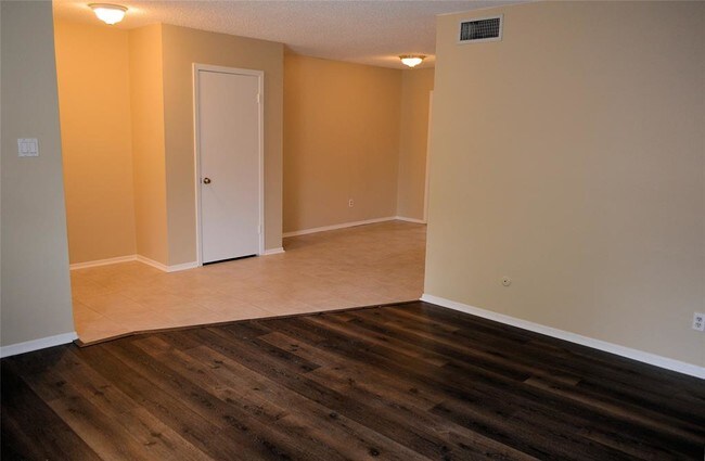 Building Photo - 8287 Kingsbrook Rd