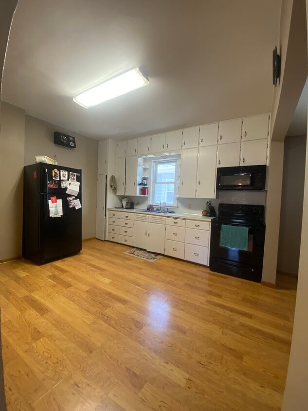 Primary Photo - 521 Forest Ave