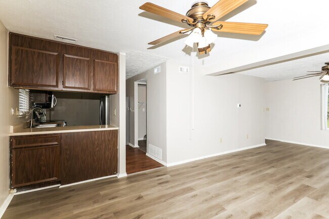 Building Photo - 822 Woodlark Dr