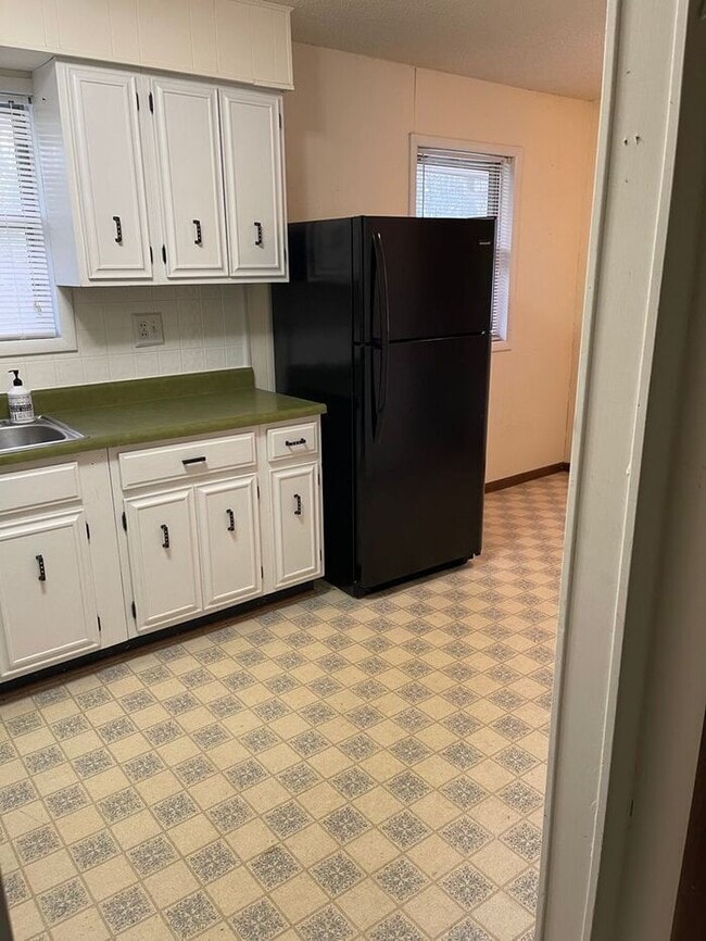 Building Photo - Super clean Townhome located in Ozark!!! 2...