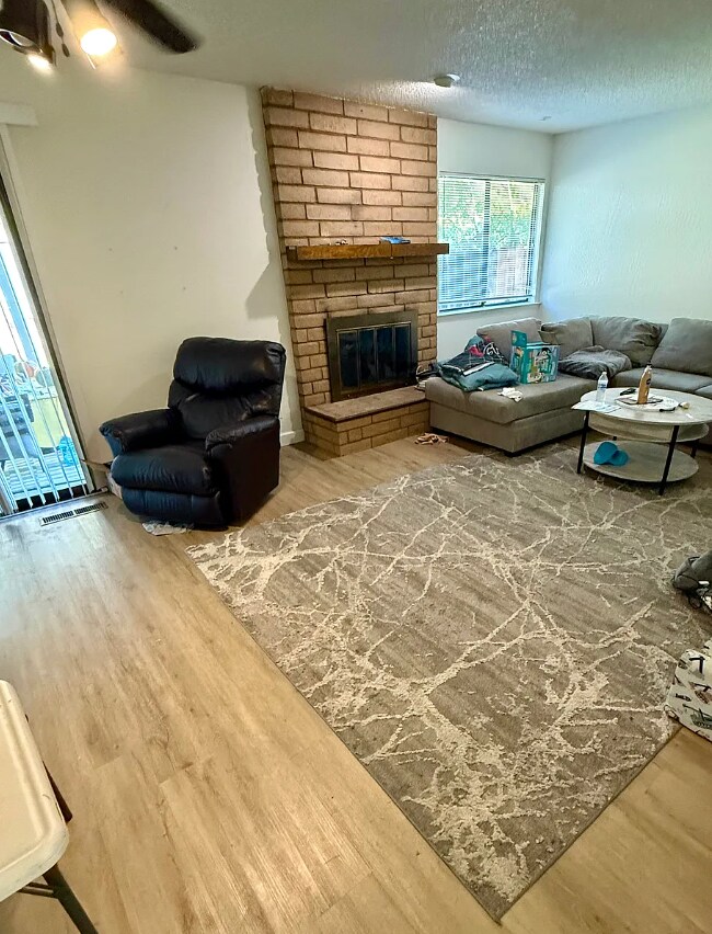 Foto del edificio - 8073 Treecrest Ave