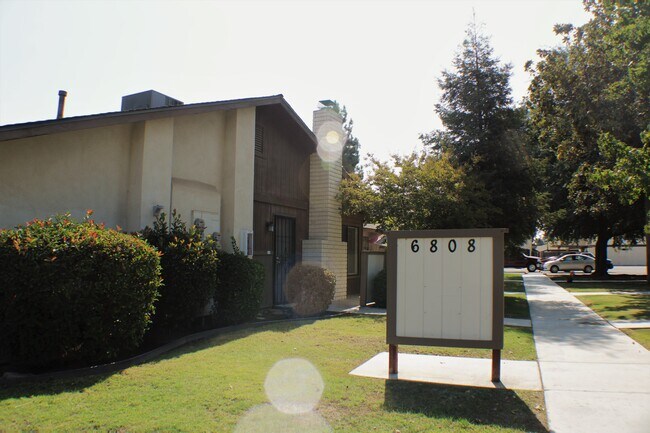 Building Photo - 6808 N Half Moon Dr
