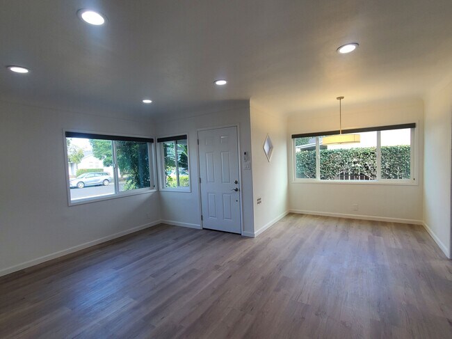 Building Photo - 2235 Wellesley Ave