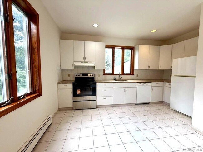 Building Photo - 110 Baron De Hirsch Rd