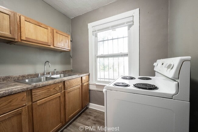 Building Photo - Charming 1 Bed Duplex with Full Bath in In...