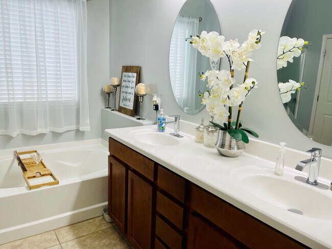 Foto del edificio - 361 W Charles L Mckay St