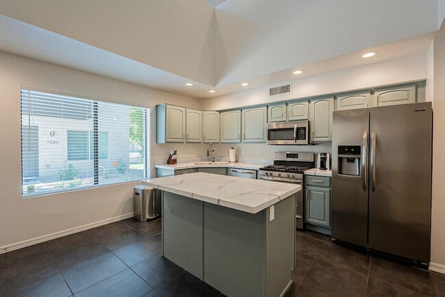 Building Photo - 7829 PHX  Modern 3 story | 3 Bed - 3 En Su...
