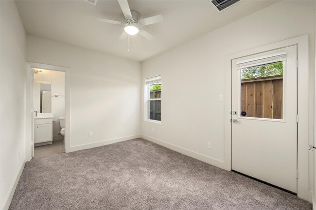 Building Photo - 2102 Live Oak St