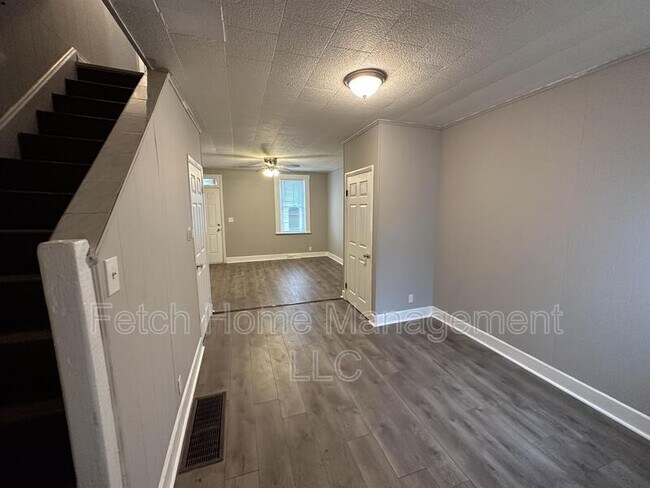 Building Photo - 615 Lake St