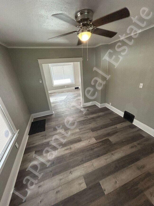 Foto del edificio - Charming 3-Bed Home with Porch & Parking –...