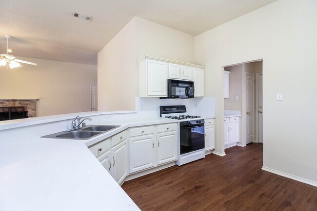 Foto del edificio - 216 Stone Creek Blvd