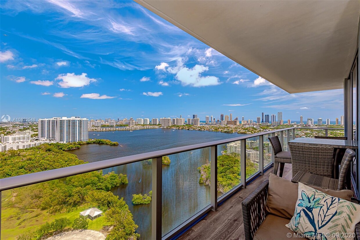 Foto principal - 16385 Biscayne Blvd