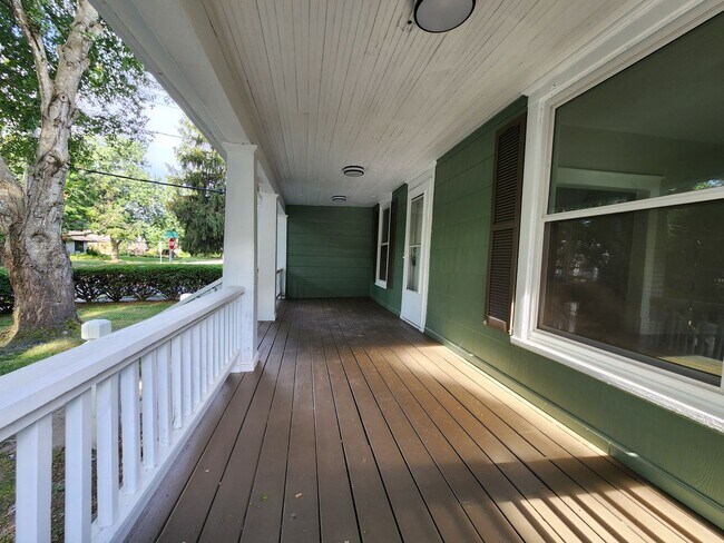 Foto del edificio - Spacious 5-Bedroom, 2-Bathroom Home AVAILA...