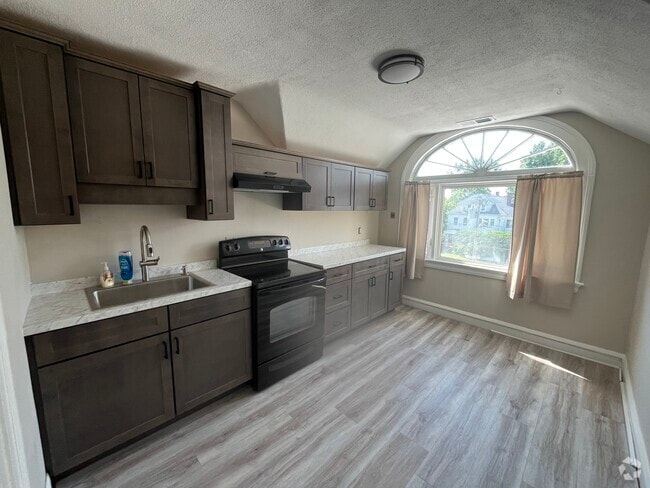 Building Photo - 784 Farmington Ave