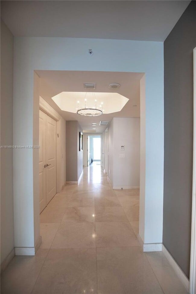 Foto del edificio - 6000 Island Blvd