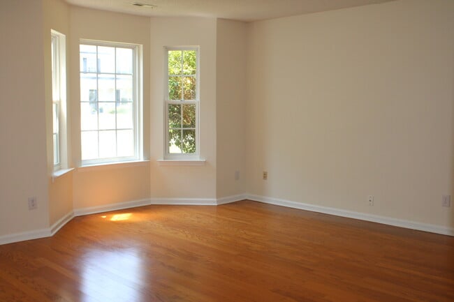 Building Photo - 305 Valley Glen Dr