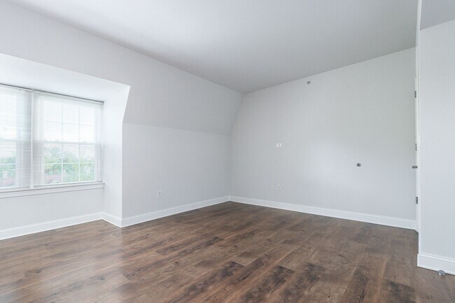 Building Photo - 18 E Lancaster Ave